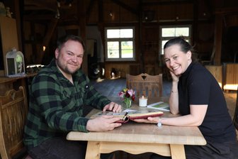 Eine weltoffene „Schupp“: Wo Brasilianer im Erzgebirge zum Bier eingeladen werden - Ines und Ronny Lämmel in ihrem zweiten Wohnzimmer: in ihrer „Schupp“ in Gelenau.
