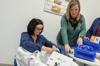 Eine Wiege für den Abschied - Die Hebammen Antje Kovacs und Tina Winkler übergeben die Wiege an Hospiz-Leiter Christian Wilke (von links).