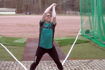 Eine wirft alle aus dem Rennen - Jacqueline Beyer (SV Theuma) beim Hammerwurf. Mit 20,68 Metern gewann sie die Frauenklasse. 