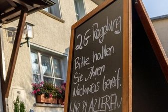 Eine Woche 2G in Gaststätten: Ein Shitstorm und viel Zuspruch - Seit der vergangenen Woche dürfen nur noch Geimpfte und Genesene in die Innengastronomie - im Bild der entsprechende Hinweis am "Grünen Tal" in Brunn. 