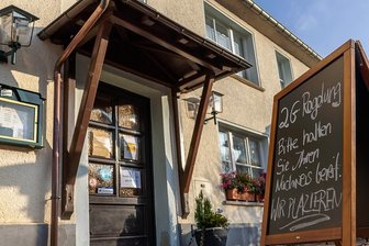 Eine Woche 2G in Vogtlands Gaststätten: Ein Shitstorm und viel Zuspruch - Seit der vergangenen Woche dürfen nur noch Geimpfte und Genesene in die Innengastronomie - im Bild der entsprechende Hinweis am "Grünen Tal" in Brunn. 