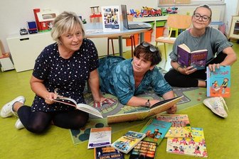 Eine Woche Literatur wagen: Literaturwagen rollt zu vogtländischen Schulen - Katrin Sitte, Katja Peterfi und Babett Fugmann (von links) tauchen ein in die Geschichten der Kinderliteratur. Das Trio wählt Autoren und Lektüre aus, organisiert und schreibt Schulen an. Das zum zehnten Male.