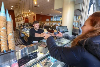 Eine Woche nach dem Start: Wie läuft das neue Eiscafé im Chemnitzer Kaufhof? - Die Kugel Eis zum Mitnehmen kostet im „Ferioli Gelato“ 1,90 Euro.