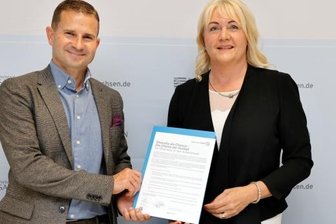 Eine Woche vor dem Saisonstart: CFC mit Neuzugang und Charta - Sportchef Marc Arnold und Präsidentin Romy Polster unterzeichneten in dieser Woche die Charta der Vielfalt. Damit verpflichtet sich der Verein zur Pflege einer Organisationskultur, die von gegenseitigem Respekt und Wertschätzung geprägt ist. 