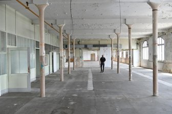Eine Zeitreise: Alte Fabrik wird versteigert - In den ausgedehnten Produktionssälen der ehemaligen Fabrik an der Frauensteiner Straße/Ecke Knappenweg in Freiberg dominieren gusseiserne Säulen das Bild. Sie stützen die Unterzüge unter den Decken.
