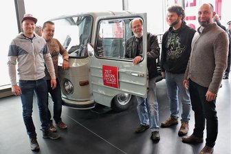 Eine Zeitreise für die ganze Familie - In der Zeit-Werk-Stadt Frankenberg wurde dieser restaurierte Prototyp eines B 1100 am Sonntag erstmals gezeigt, Museumsleiter Tobias U. Müller (r.) freut sich darüber. Jürgen Rehm, der ehemalige Chef des Fahrzeugmuseums Frankenberg (3.v.r.) hatte vor reichlich 50 Jahren an der Entwicklung mitgewirkt. Das Team von Kfz-Fachmann Torsten Drawert (2.v.r.) restaurierte das Fahrzeug, auch Mitarbeiter Felix Schreiber (l.) und Silvio Hessel wirkten mit.