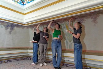 Eine Zeitreise: Restauratoren legen im Erzgebirge seltene Jugendstil-Malerei in Fabrikanten-Villa frei - Die vier Praktikantinnen bei der Arbeit: (v.l.) Fritzi Hoy aus Zwickau, Saskia Rudolph aus Zwönitz, Alva Kozempel aus Bingen und Rieke Meißner aus Stuttgart
