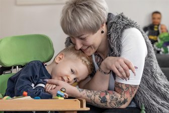 Eine zwei Millionen Euro teure Gentherapie rettete Johns Leben: Wie geht es ihm heute? - Glücklich über jeden Fortschritt: John aus Sebnitz und seine Mutter Jana Brandt. Der bald fünfjährige Junge leidet an spinaler Muskelatrophie.