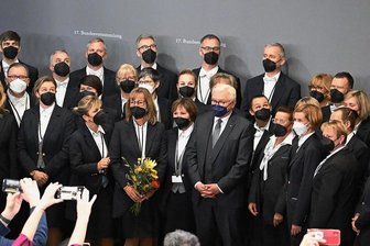 Eine zweite Amtszeit für Frank-Walter Steinmeier: Der Brückenbauer - Gruppenfoto mit Mitarbeitern des Bundestages: Der wiedergewählte Bundespräsident im Paul-Löbe-Haus.