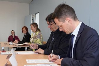 Eine Zwickauer Kita wirbt für die Westsächsische Hochschule - Awo-Vorstand Stefan Czarnecki, Hochschulrektor Stephan Kassel, Oberbürgermeisterin Constance Arndt und Anja Schönherr, Geschäftsführerin des Studentenwerks (von rechts), haben im Beisein der WHZ-Gleichstellungsbeauftragten Anke Häber eine Vereinbarung unterzeichnet.