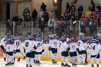 Einem Verlierer gehen die Nerven durch: Eishockey-Wölfe aus dem Erzgebirge bangen um ihren Keeper - Der Sieg in Lauterbach war kein Spaziergang für die Schönheider Wölfe. Umso glücklicher waren Mannschaft und Fans nach der Schlusssirene.