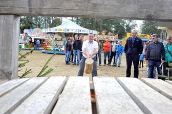 Einen Hammer nutzte er im Amt nur selten: Jürgen Mann nimmt als Bürgermeister von Muldenhammer Abschied - Jürgen Mann, seit 2010 Bürgermeister von Muldenhammer, geht Ende März in den Ruhestand. Das Foto zeigt ihn in ungewohnter Aktion: beim Hammerweitwurf-Wettbewerb im Rahmen einer Kirmes in Hammerbrücke. Von markigen Worten in der Kommunalpolitik hielt Jürgen Mann überhaupt nichts.