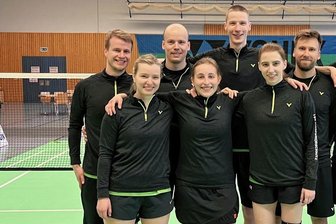 Einen Mittelfeldplatz im Visier - David Kaiser (h. v. l.), Konstantin Hack, Pit Hofmann, Willi Jugel, Franz Pietschmann sowie Sandra Kämpf (v. v. l.), Annika Schreiber und Annika Hofmann wollen die Regionalliga Südost in dieser Saison rocken.