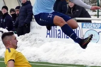 "Einen Spielbetrieb unter 2G lehnen wir ab" - Der FSV Motor Marienberg hat bereits mit Testspielen begonnen. Maximilian Schreiter, der in dieser Szene dem Tackling eines Abwehrspielers ausweicht, erzielte beim 7:0-Sieg gegen den 1. SV Sennewitz zwei Tore.