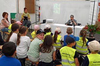 Einen Tag lang Literatur non-stop in Oederan - Vorlesemarathon in Oederan, die Knipse des Kitz sind Zuhörer von Martina Witzel.