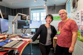 Einen Tag lang selbst Radio machen: Wie ein Mann aus Hetzdorf beim MDR Sachsenradio landete - Bernd Krahnefeld bei Moderatorin Heike Leschner im Sachsenradio-Studio.