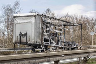 Einen Tag nach Laster-Brand auf A 72 im Vogtland: Das müssen Kraftfahrer jetzt beachten - Die A 72 musste am Mittwochmittag nach einem Lkw-Brand zwischen Treuen und Plauen gesperrt werden.