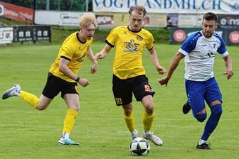 Einer bleibt schon jetzt im Gedächtnis - Die Auerbacher Neuzugänge Tim Kaiser (von links) und Louis Schmidt belebten in der zweiten Halbzeit das Angriffsspiel des VfB. Der Glauchauer Domenic Knoll versucht hier noch einzugreifen.