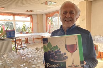 Einer der ältesten Gastwirte des Vogtlands setzt sich zur Ruhe: So geht es mit seinem Traditionslokal an der Talsperre Pöhl weiter - Gläser, Geschirr, Besteck und vieles mehr hofft Hans-Ullrich Weithase am Samstag während eines Flohmarktes im „Talsperrenblick“ an den Mann oder die Frau zu kriegen.