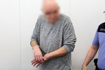 Einer der Angeklagten im Mordfall Kleinertz sagt aus: Nur der „Depp vom Dienst“, verführt von der Tierärztin? - Der Maler, dessen DNA überall an der Leiche haftete. Er war wie ein Knecht auf dem Reiterhof der Tierärztin.