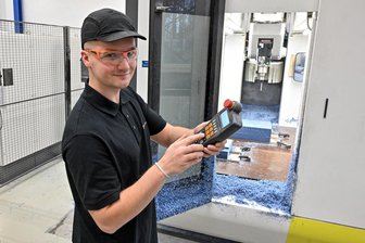Einer der besten Azubis Deutschlands: Wie ein 24-Jähriger in einer Gießerei sein berufliches Glück fand - Luca Auert liebt seinen Job und will künftig selbst Ausbilder werden. Seine eigene Ausbildung schloss er mit der Note 1 ab.