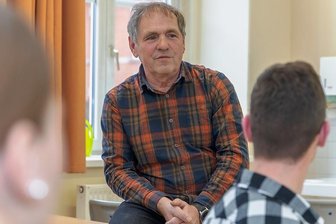 Einer der besten Lehrer Deutschlands kommt aus Auerbach - Dietmar Schneider, ehemaliger Mathematiklehrer am Goethe-Gymnasium, beim Abitur-Training mit Schülern der 12. Klasse. 