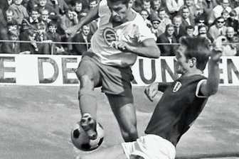 Einer der Pokal-Helden von 75 wird 75 - Das Archivfoto zeigt Dieter Leuschner (links) in einem Oberliga-Heimspiel im Zweikampf mit dem Auer Bernd Bartsch.