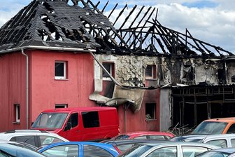 „Einer der schwierigsten Einsätze überhaupt“: Oelsnitzer Feuerwehrchef zieht nach Großbrand Bilanz - Am Tag danach: Mehr als eine halbe Million Euro Schaden sind durch das Feuer entstanden.