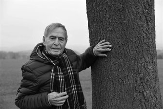 Einer, der seine Wurzeln nie vergessen hat: Das Vogtland trauert um Eberhard Hertel - Sänger Eberhard Hertel daheim im Oelsnitzer Stadtteil Lauterbach. Er ist mit 85 Jahren gestorben.