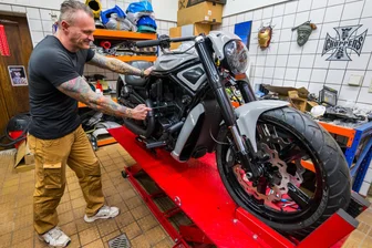 Einer der wenigen Spezialisten in Europa: Erzgebirger tunt Harley-Davidson-Motorräder - Thomas Koch aus Königswalde hat seinen Traumberuf gefunden. Er frisiert Motorräder der Marke Harley-Davidson.