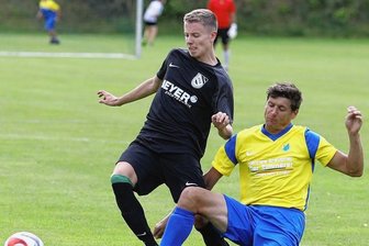 Einer fliegt - und alle anderen stürzen hinterher - Schlettaus Tom Hofmann (r.) hielt zwar hier gegen Lucas Oestreich vom ATSV Gebirge-Gelobtland gut dagegen - am Ende mussten er und sein Team sich dem Erzgebirgsliga-Absteiger aber deutlich geschlagen geben.