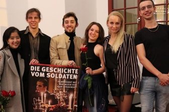 Einer flog aus Schweden ein - Zur Premiere der "Die Geschichte vom Soldaten": Julian Greene (2. v. l.), der im Film den Teufel verkörperte, freute sich auf das Wiedersehen mit dem Soldaten-Darsteller Lorenzo Colella und anderen ehemaligen Kollegen.