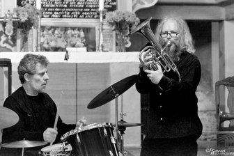 Einer kommt extra aus New York nach Freiberg: Ungewöhnliches Jazz-Duo in der Kleinwaltersdorfer Kirche - Lou Grassi und Günter Heinz geben am 5. Oktober ein Konzert in der Kirche Kleinwaltersdorf.