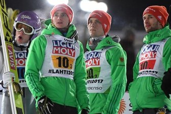 "Einer muss daneben stehen" - Pures Entsetzen: Andi Wellinger, Richard Freitag, Stephan Leyhe und Markus Eisenbichler (v. l.) beim Blick auf die Anzeigetafel.