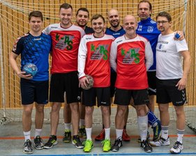 Einer Ära droht das Ende - Ein Bild aus hoffnungsvolleren Tagen: Noch vor zwei Jahren haben die Handballer aus Rochlitz mit Alexander Goy (r.) und Penig eine Kooperation angestrebt. Doch durch die folgende Corona-Pandemie konnte sich das Team nie gemeinsam einspielen.