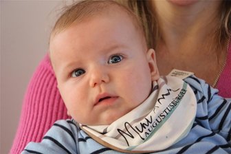 Einer von 17 süßen „Mini-Augustusbürgern“: Matvii aus Erdmannsdorf - Der drei Monate alte Matvii aus Erdmannsdorf mit seinem geschenkten Halstuch von der Stadt Augustusburg.
