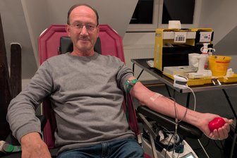 Einer von nur sechs Prozent in Deutschland: Jochen Prezewowsky wird in Sayda Rekord-Blutspender - Über 25 Jahre und die 100. Blutspende: Jochen Prezewowsky.