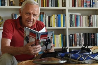 Einer wie Chemnitz: Ex-OB Peter Seifert wird 80 - Peter Seifert vorm heimischen Bücherregal. Als er vor fünf Jahren zum Ehrenbürger ernannt wurde, gab's für den sportbegeisterten Ex-OB eine Reise zur Leichtathletik-WM in London dazu.