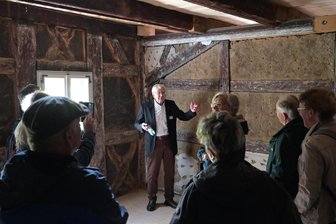 Eines der ältesten Gebäude im Erzgebirge öffnet seine Türen - Burkhard Ritter, zweiter Vorsitzender des Fördervereins Herrenhaus Auerhammer (vorn Mitte), hat Interessierte am Wochenende durch das historische Gebäude geführt.