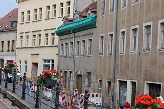 Eines der ältesten Häuser in Hohenstein-Ernstthal fällt jetzt der Abrissbirne zum Opfer - Mit dem Abriss der Dresdener Straße 36 wird eine Lücke in den bislang geschlossenen, historischen Straßenzug gerissen.