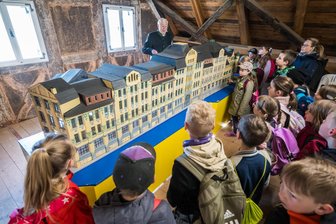 Eines der ältesten Häuser von Aue bekommt Besuch von Grundschülern - Zur Führung im Herrenhaus Auerhammer erklärte Burkhard Ritter den Grundschülern auch das Modell der Wellner-Fabrik.