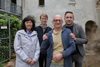 Eines der ältesten Schneeberger Barock-Gebäude wird „Kulturwerk“: Das soll die Bergstadt nachhaltig verändern - Der Verein Kulturwerk Schneeberg vor der Baustelle des Härtelhauses. Im Bild die Mitglieder und Vorstände Heidi Schmidt, Pia Hackner, Uwe Bodenschatz und Denny Helmer (von links).