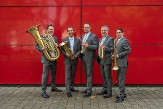 Eines der besten Blechbläserensembles Europas kommt mit Advents- und Weihnachtsprogramm ins Erzgebirge - Die fünf Musiker von Classic Brass: Jeder einzelne gehört zu den besten seines Fachs.