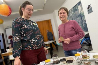 „Einfach alles wachsen lassen“: Welche Gartenphilosophie bei der Saatgutbörse Mittweida begeistert - Christina Gluth von den Stadtmittmachern und Besucherin Heike Jänich (v. l.) tauschen sich aus bei der Saatgutbörse in Mittweida.