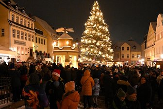 Einfach genial: Warum der MDR vom Pyramidenanschub in Hainichen berichtet - Zum Pyramidenanschub in Hainichen war am späten Sonntagnachmittag der Andrang auf dem Markt enorm.