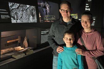 „Einfach genial“: Wie Besucher den Neubau am Stadt- und Bergbaumuseum in Freiberg finden - Dorit und Torsten Otto sind am Sonnabend mit Sohn Julius aus Halsbrücke nach Freiberg gekommen und haben sich in dem Neubau am Stadt- und Bergbaumuseum umgesehen. Die Familie zeigte sich nach dem Rundgang begeistert.