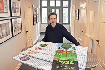 Einfach märchenhaft: Warum dieser Zwickauer Kalender zu den zehn besten des Jahres 2026 gehört - Stefan Bausch zeigt den Siegerkalender der Edition Peix in Zwickau, der 13 Märchen lebendig werden lässt.