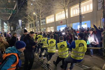 Einfach mal 20 Tonnen ziehen: Lokspektakel zieht Tausende zur Eröffnung der Kulturhauptstadt nach Chemnitz - Mitziehen! Das erste Team zog rückwärts.