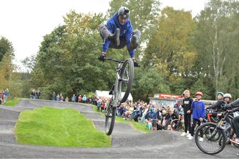 „Einfach mega“: Junge Radakrobaten feiern neue Pumptrack in Adorf - Zur Eröffnung gaben Lukas Knopf (im Foto) und Peter Henke, zwei Stars der Slopestyle-Szene, einen kleinen Einblick in ihr Können.