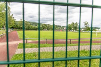 „Einfach nur beschämend“: Erzgebirge Aue nach Attacken bei Jugendspielen am Pranger - So diskutiert das Netz - Laut Videos aus dem Internet waren die Chaoten am Samstag über den Zaun ins Spiegelwald-Stadion in Grünhain-Beierfeld eingedrungen.